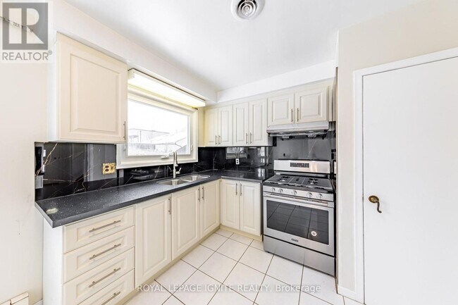 Building Photo - 83 Deep Dene Dr