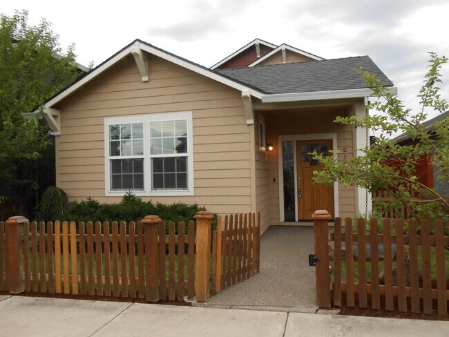 Foto del edificio - 21290 Woodruff Pl