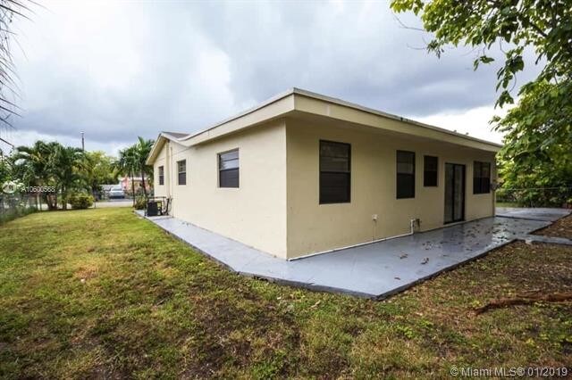Building Photo - 19711 SW 114th Ct