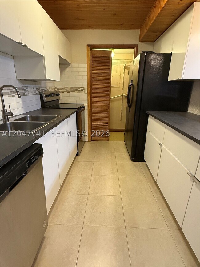 Foto del edificio - 120 Lakeview Dr