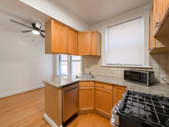 Building Photo - 522 W Surf St