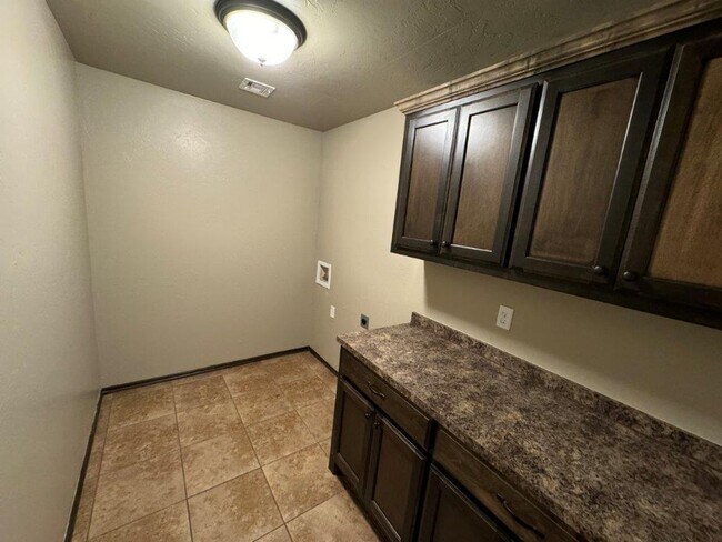 Foto del edificio - 3 bed 2 bath duplex in Chickasha! Ready fo...