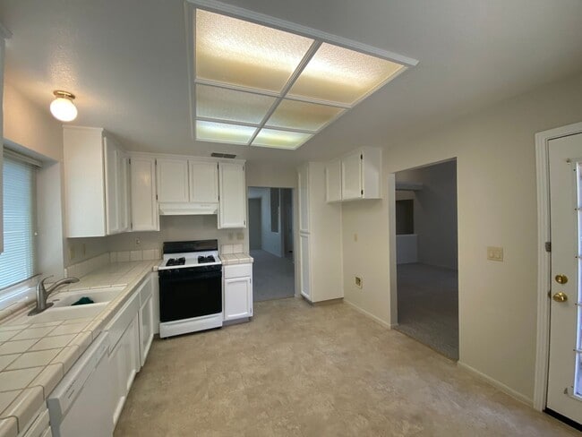 Building Photo - 353 Marna Dr