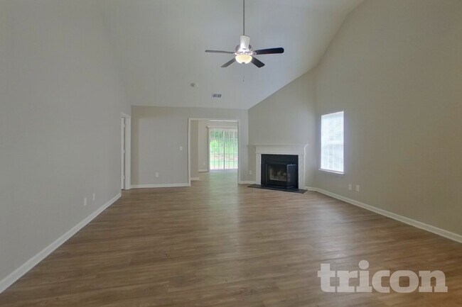 Foto del edificio - 7715 Hidden Creek Dr