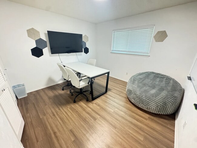 Foto del edificio - 10708 School House Ln