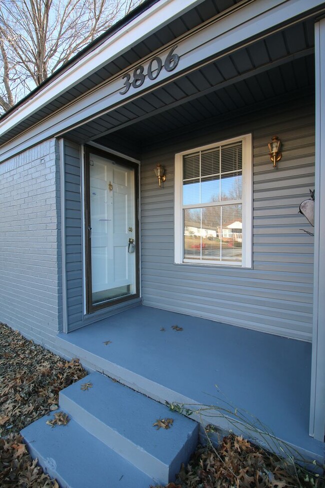 Building Photo - Newly Renovated 3 Bed/2 Bath in Tulsa!