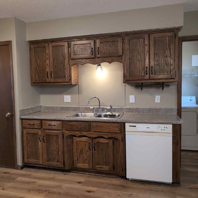 Building Photo - 242 Hilltop Dr