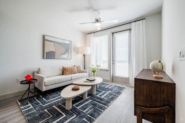 Building Photo - Del Via Apartments