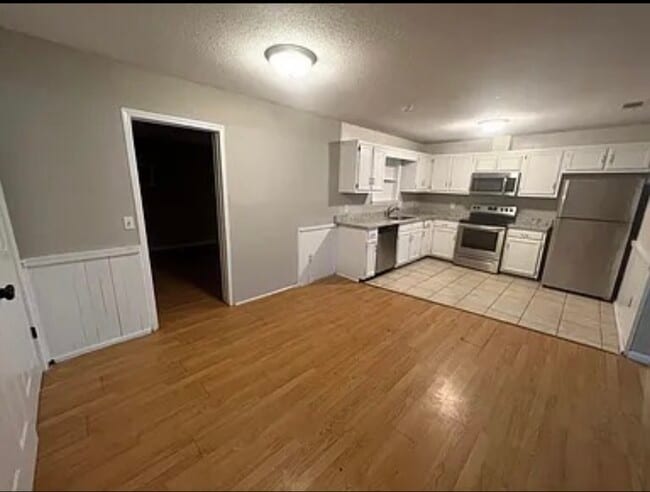 Building Photo - 812 Robin Hood Trl