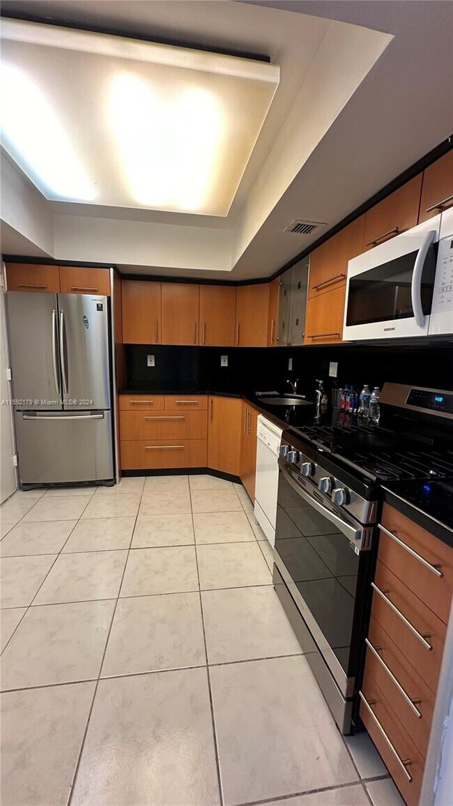 Building Photo - 2030 S Ocean Dr