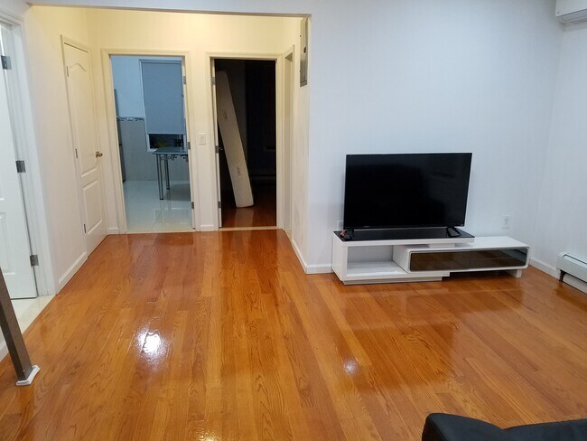 Foto del edificio - 2433 42nd St