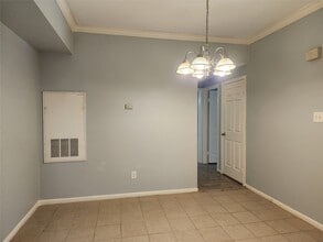 Building Photo - 2255 Braeswood Park Dr
