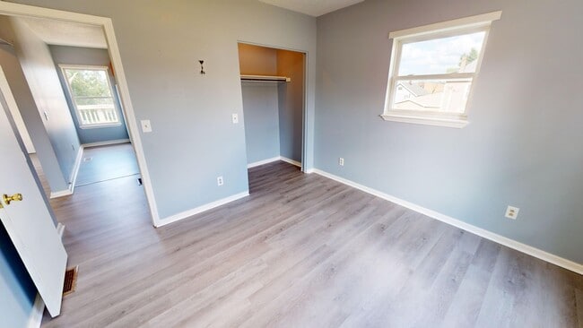 Foto del edificio - 230 W 3rd St