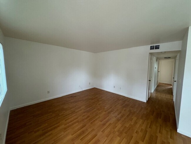Foto del edificio - Yukon Dr. Duplex