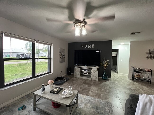 Building Photo - *Coming Soon * 3/2/1 Conveniently Located ...