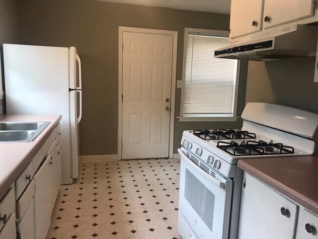 Kitchen. - 2809 Virginia Rd