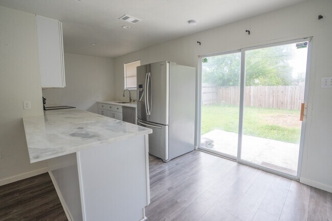 Foto del edificio - 3914 Ripplebrook Dr