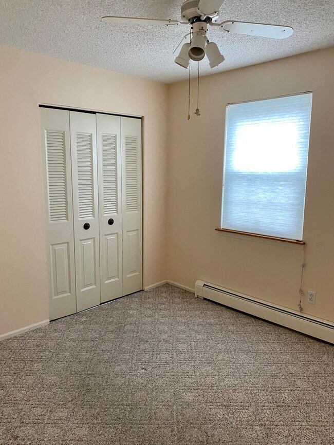 Building Photo - Spruce St 621 - “PM HOLD FUNDS $700.00 4/2...