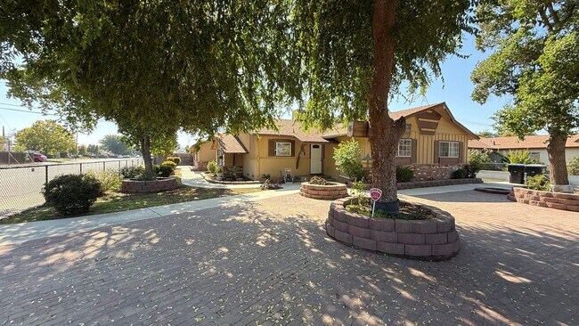 Foto del edificio - Must-See!!!  5-Bedroom Family Home with Large Yard & Prime Location in Visalia