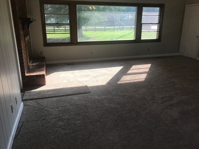 Building Photo - Pleasant Garden rental with large yard