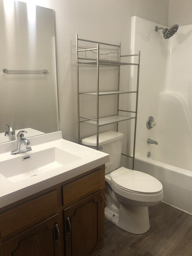 Foto del edificio - 301 Country Villa Ln