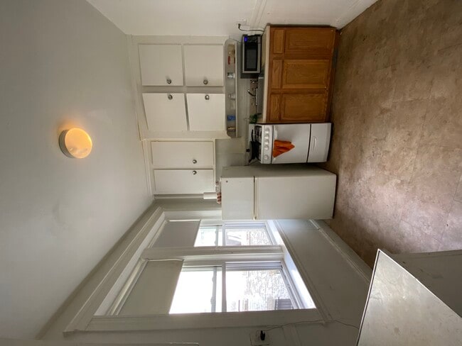 Building Photo - 127 Sutherland Rd