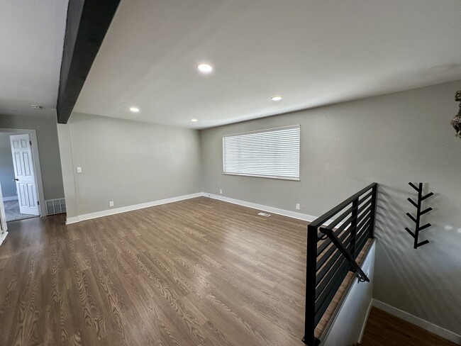 Building Photo - 533 Stewart St