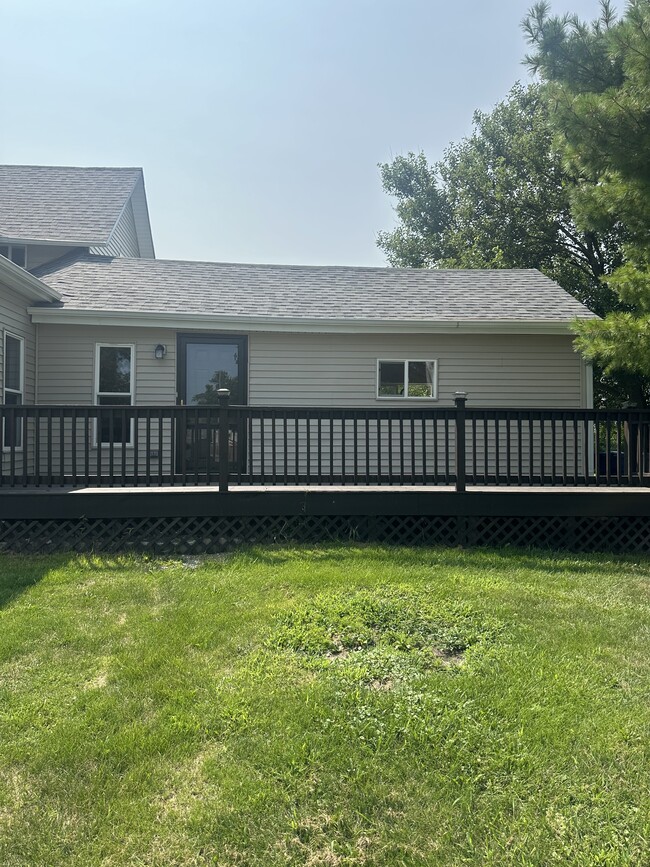 Full side deck - 700 W Main St