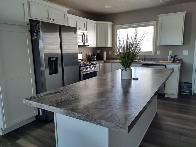 Building Photo - Modern 3 bed 2 bath House