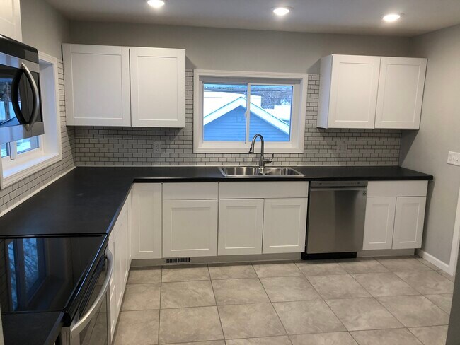 Building Photo - 614 7th Ave