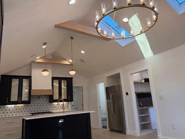 Foto del edificio - Step into modern luxury right here in Bloo...