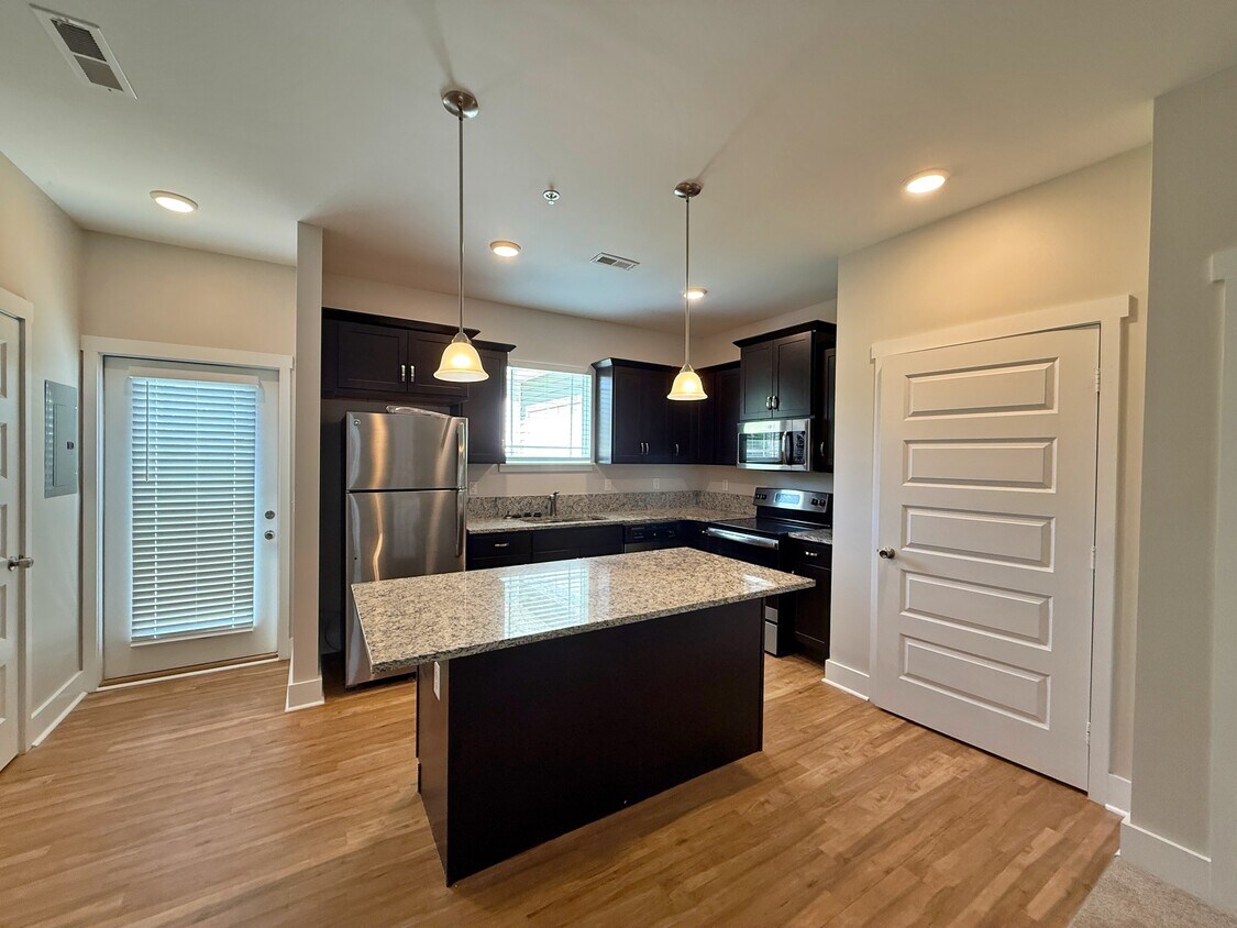 Beautiful kitchen with granite countertops and stainless steel appliances. - 3010 Bellflower Cir