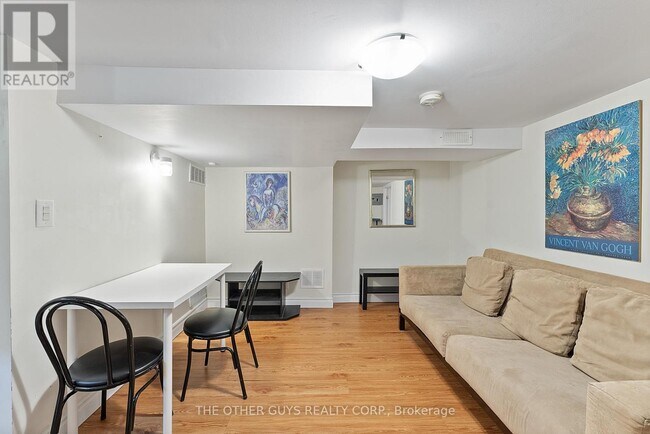 Photo du bâtiment - 32 Chamberlain Ave