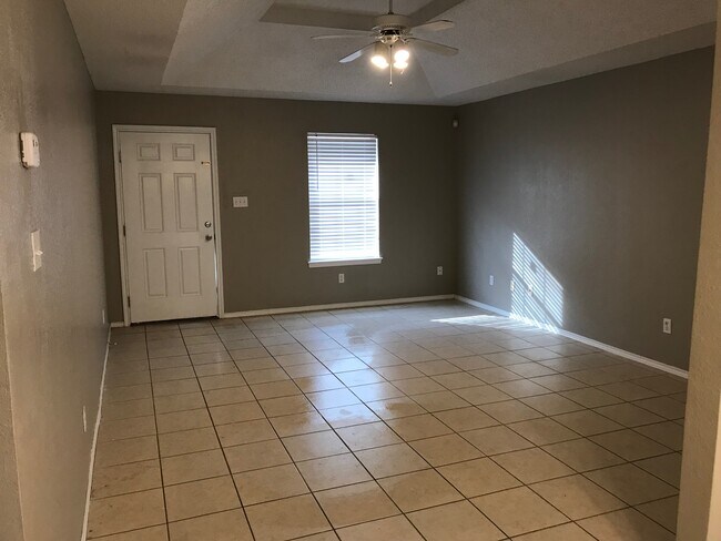 Foto del edificio - 1801 Lexington Cir