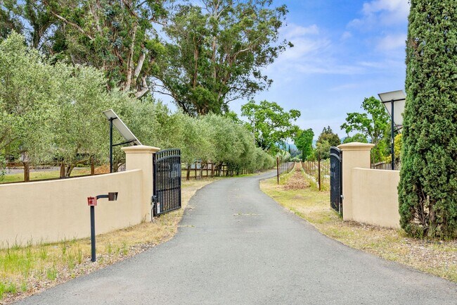 Building Photo - 2 bdrm 2 bath ADU w/ Vineyard views