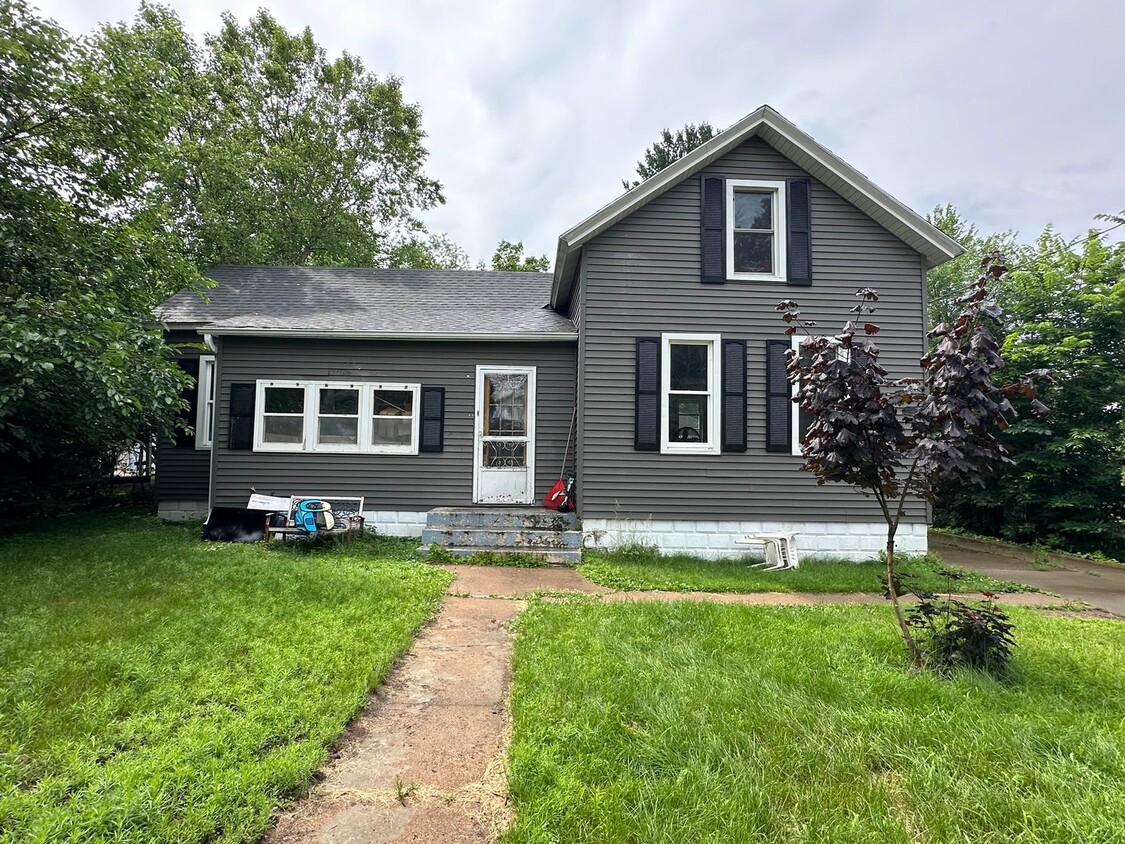 Primary Photo - $1,000| 3Bd 1Ba|1143 E Madison St| Availab...