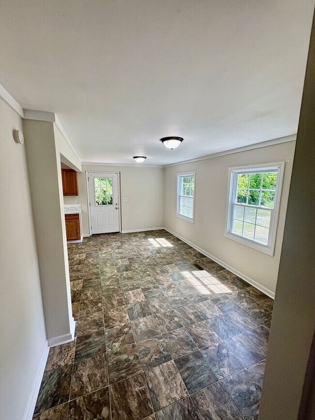Building Photo - 3 Bed /2.5 Bath East Nash!