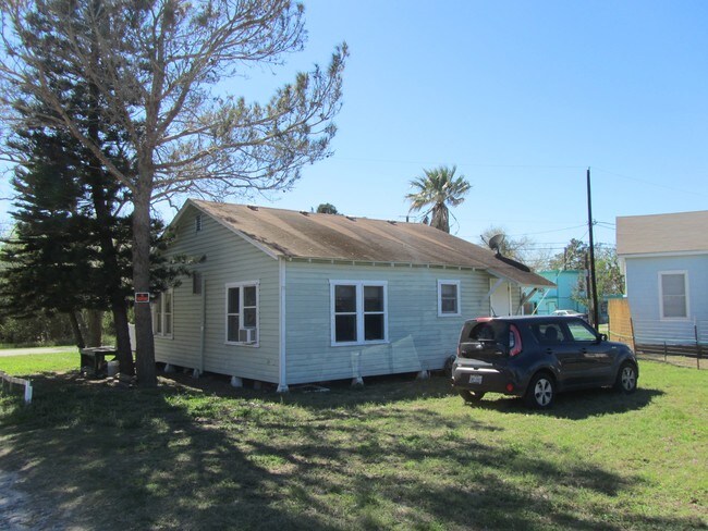 Building Photo - 833 Military Dr