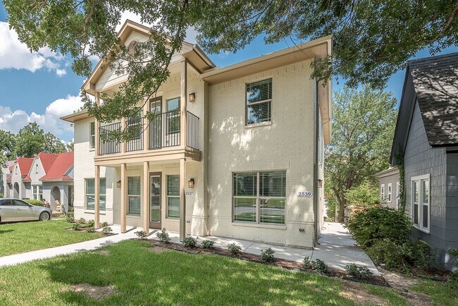 Foto del edificio - 2539 Rogers Ave