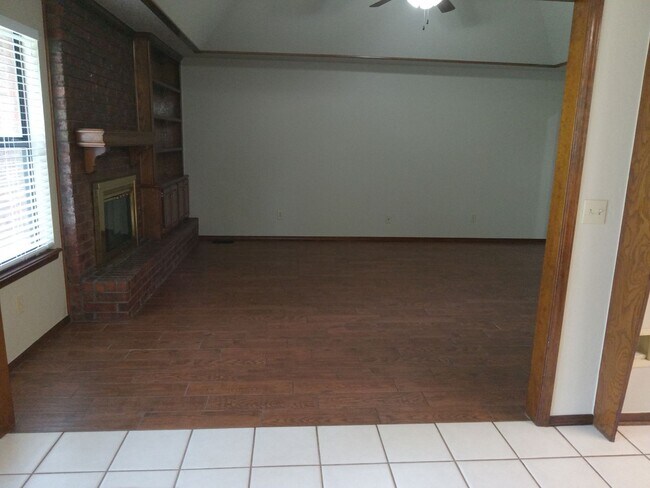 Foto del edificio - 13100 S Robinson Ave