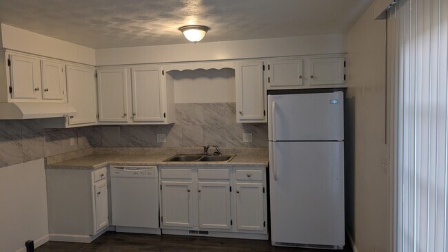 Kitchen refrigerator included - 7227 Seymour St NW