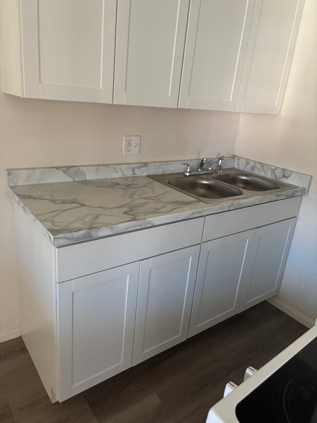 Building Photo - Las Flores Apartments