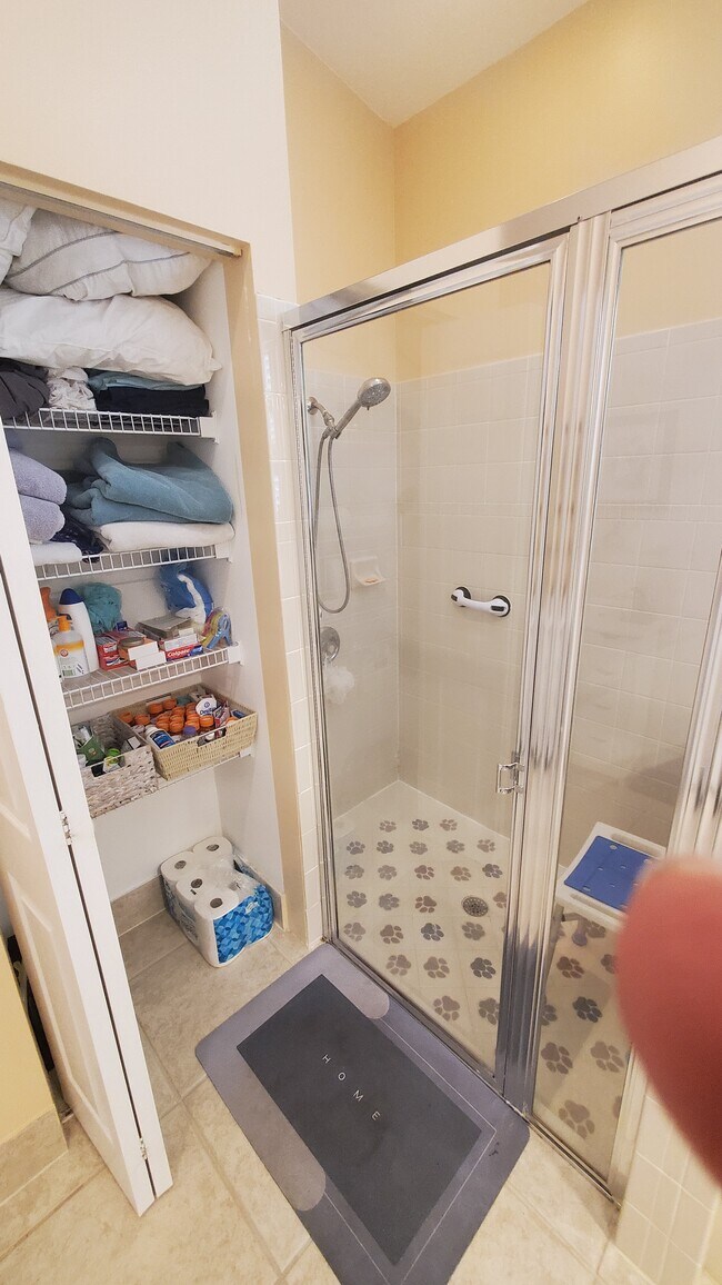 Walk in shower M.B - 8499 Siciliano St
