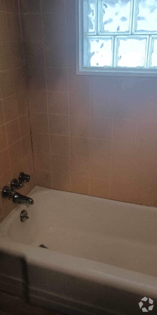 Lagrange Manor Apartments for Rent with Hardwood Floors Toledo, OH