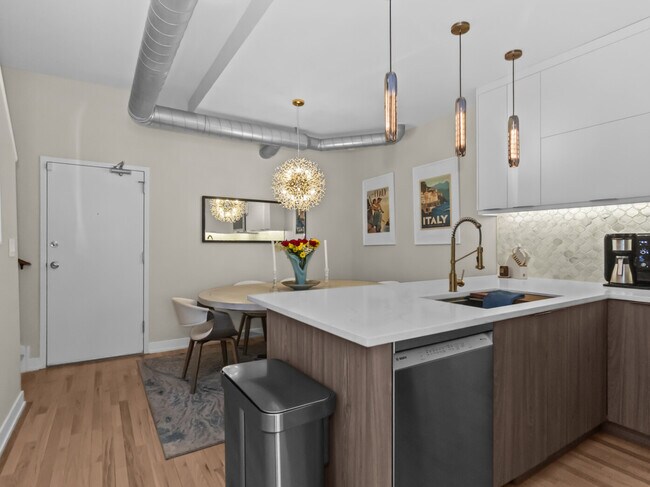 Foto del edificio - 1645 W School St