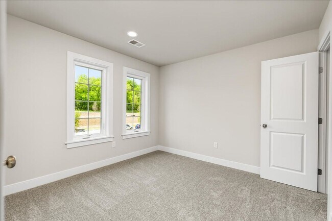Foto del edificio - BRAND NEW TOWNHOME for LEASE