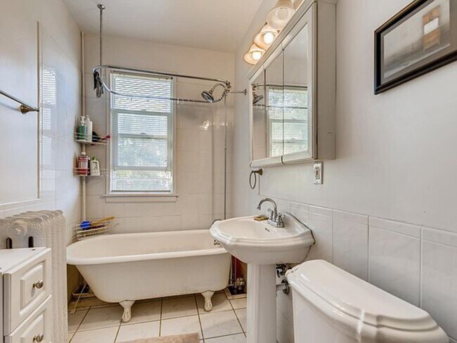 Building Photo - 815 Logan Ave N