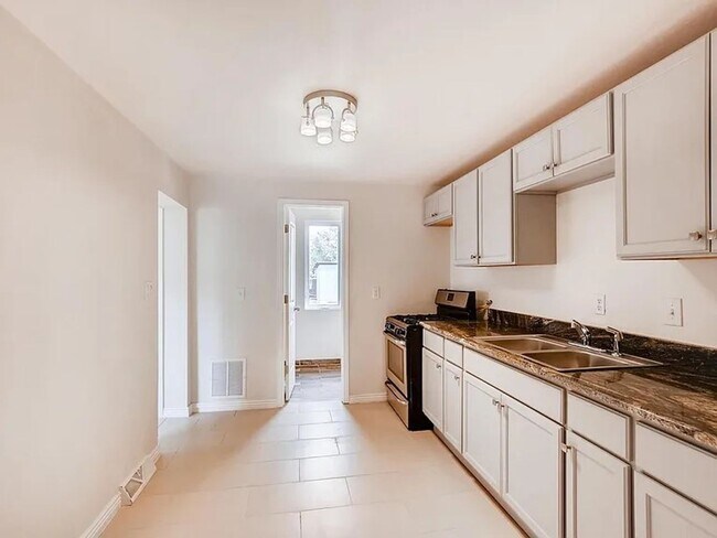 Foto del edificio - 2 Bed 1 Bath House Available Now