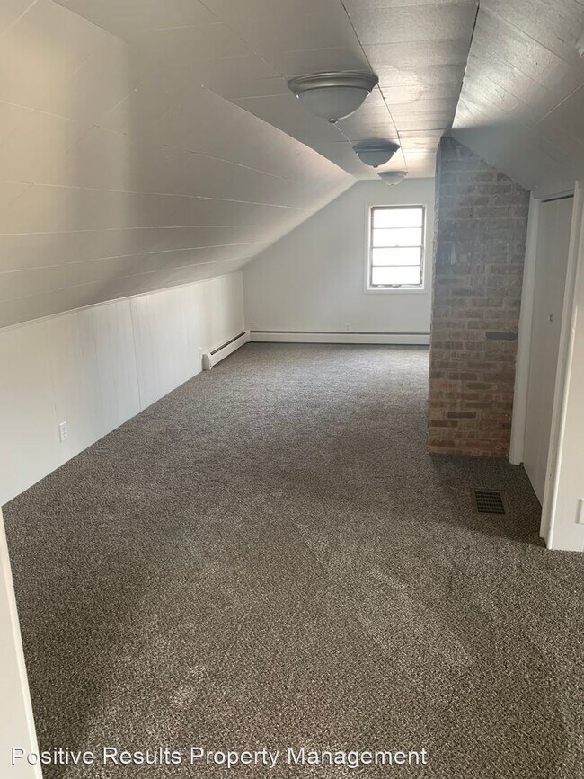 Building Photo - 3 br, 1 bath House - 2211 Benderwirt Ave