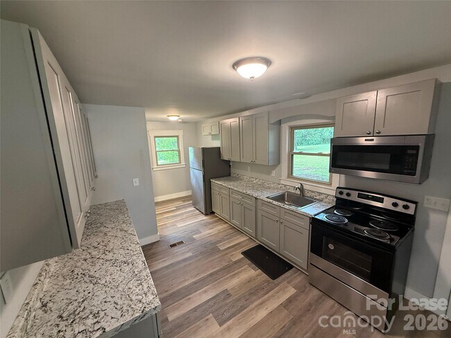 Foto del edificio - 468 River Hill Rd